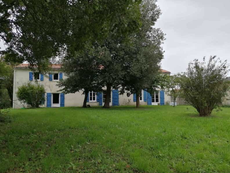 House in Surgeres, Nouvelle-Aquitaine 10048009