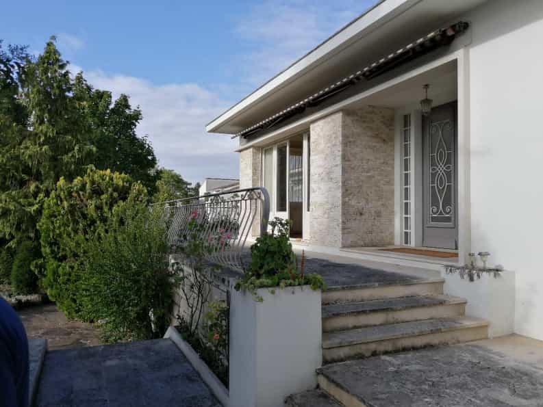 Huis in Saint-Jean-d'Angely, Nouvelle-Aquitanië 10048021