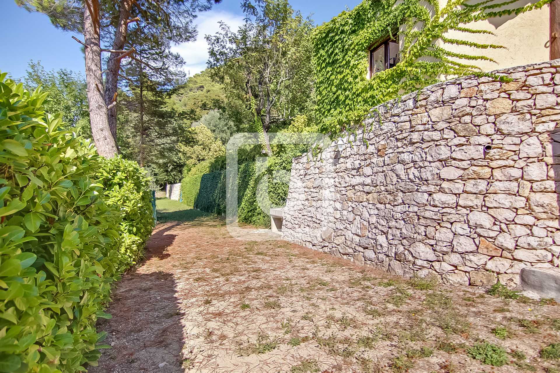 casa en La Trinite, Provence-Alpes-Cote D'azur 10048795