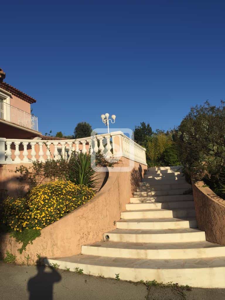 بيت في Nice, Provence-Alpes-Cote D'azur 10048905