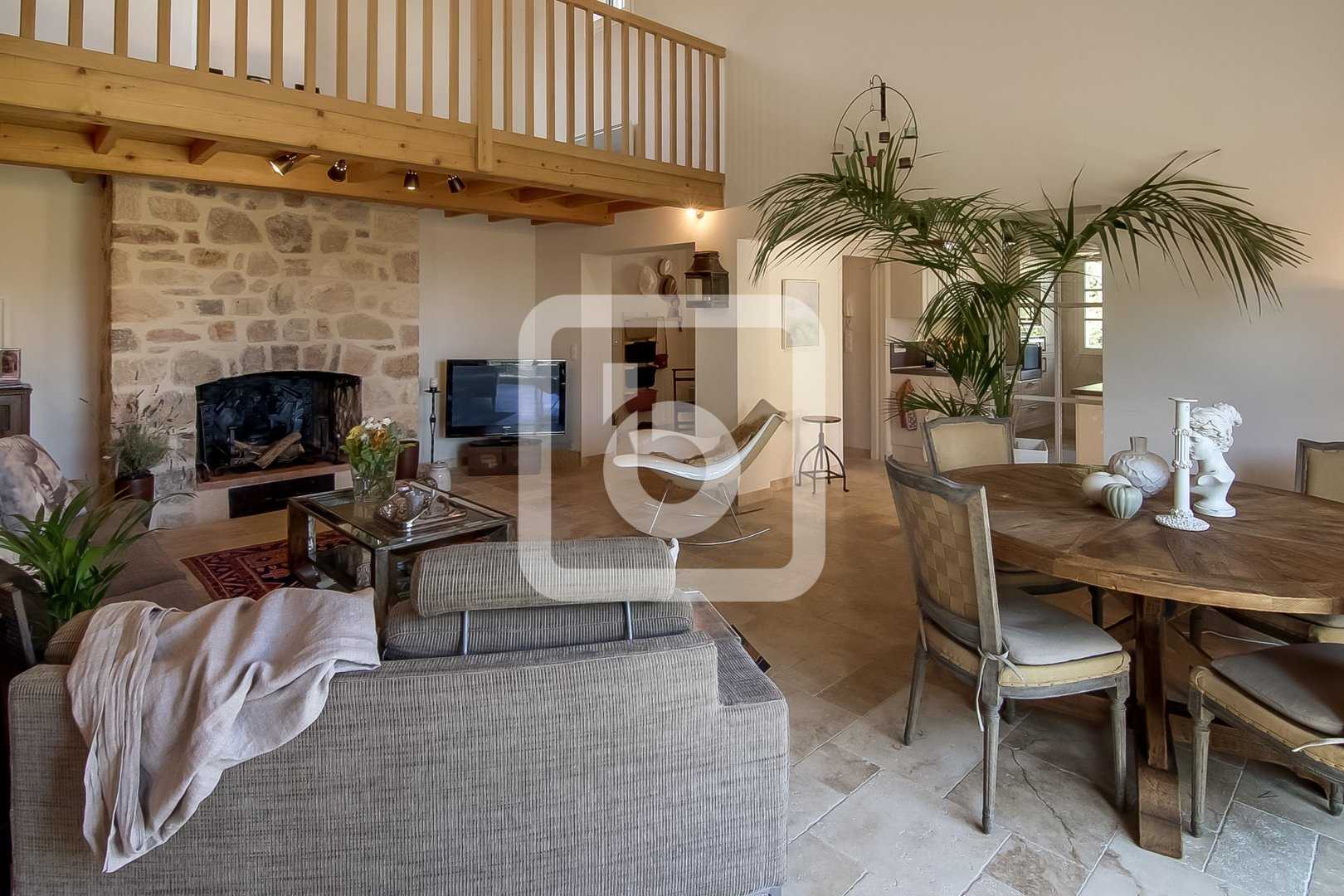 Talo sisään Seillans, Provence-Alpes-Cote d'Azur 10048922