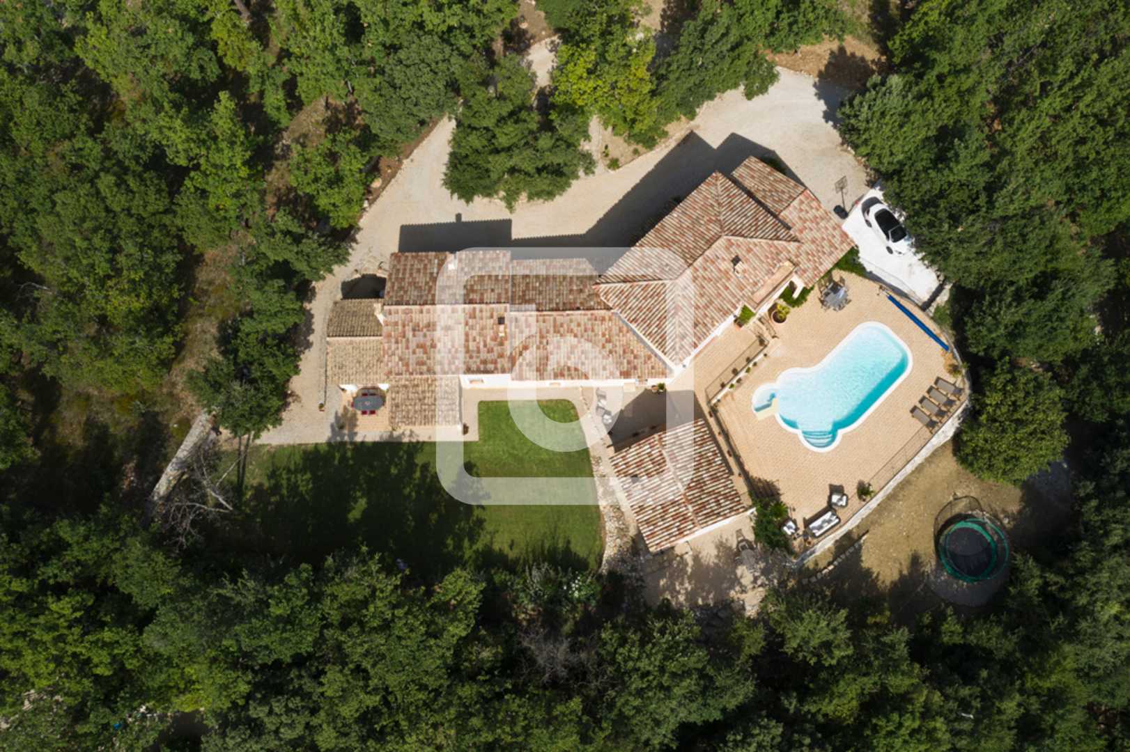 Talo sisään Fayence, Provence-Alpes-Cote d'Azur 10048997