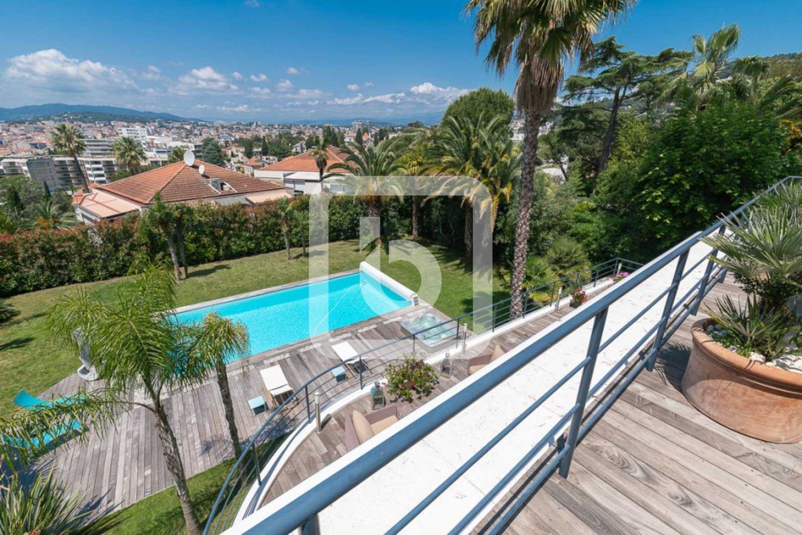 Rumah di Le Cannet, Provence-Alpes-Cote d'Azur 10049006