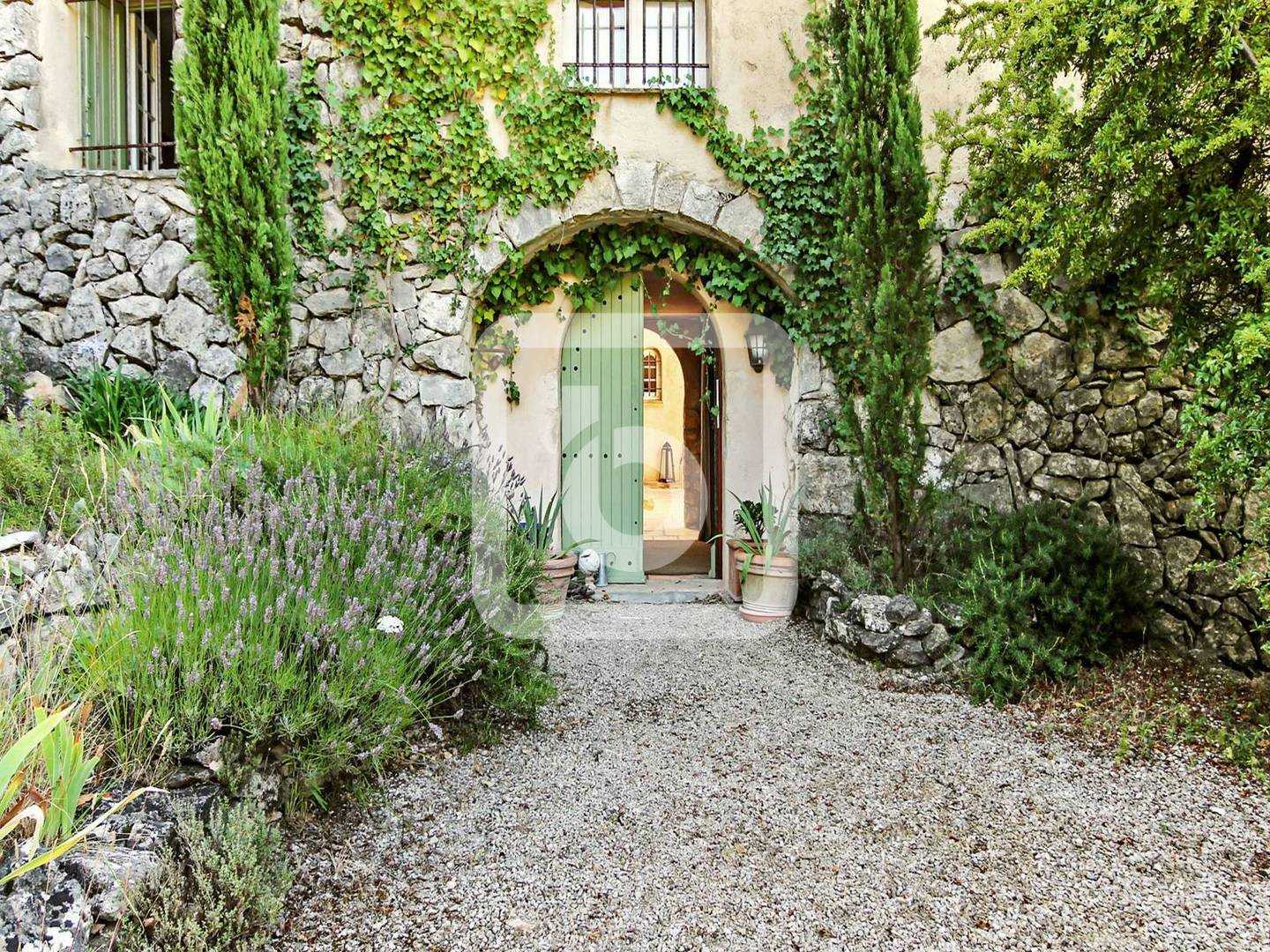 Talo sisään Le Bar-sur-Loup, Provence-Alpes-Cote d'Azur 10049007