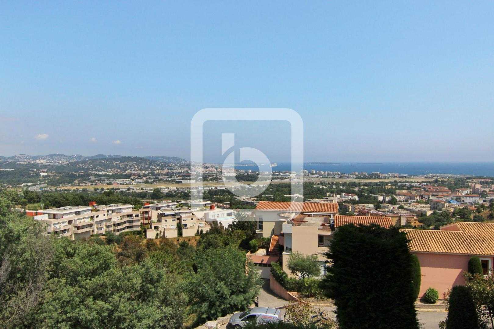 Condominium in Mandelieu-la-Napoule, Provence-Alpes-Cote d'Azur 10049014