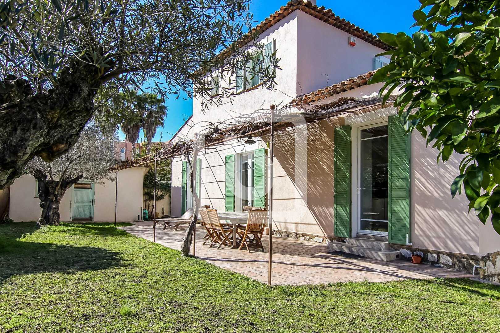 Rumah di Juan-les-Pins, Provence-Alpes-Cote d'Azur 10049169