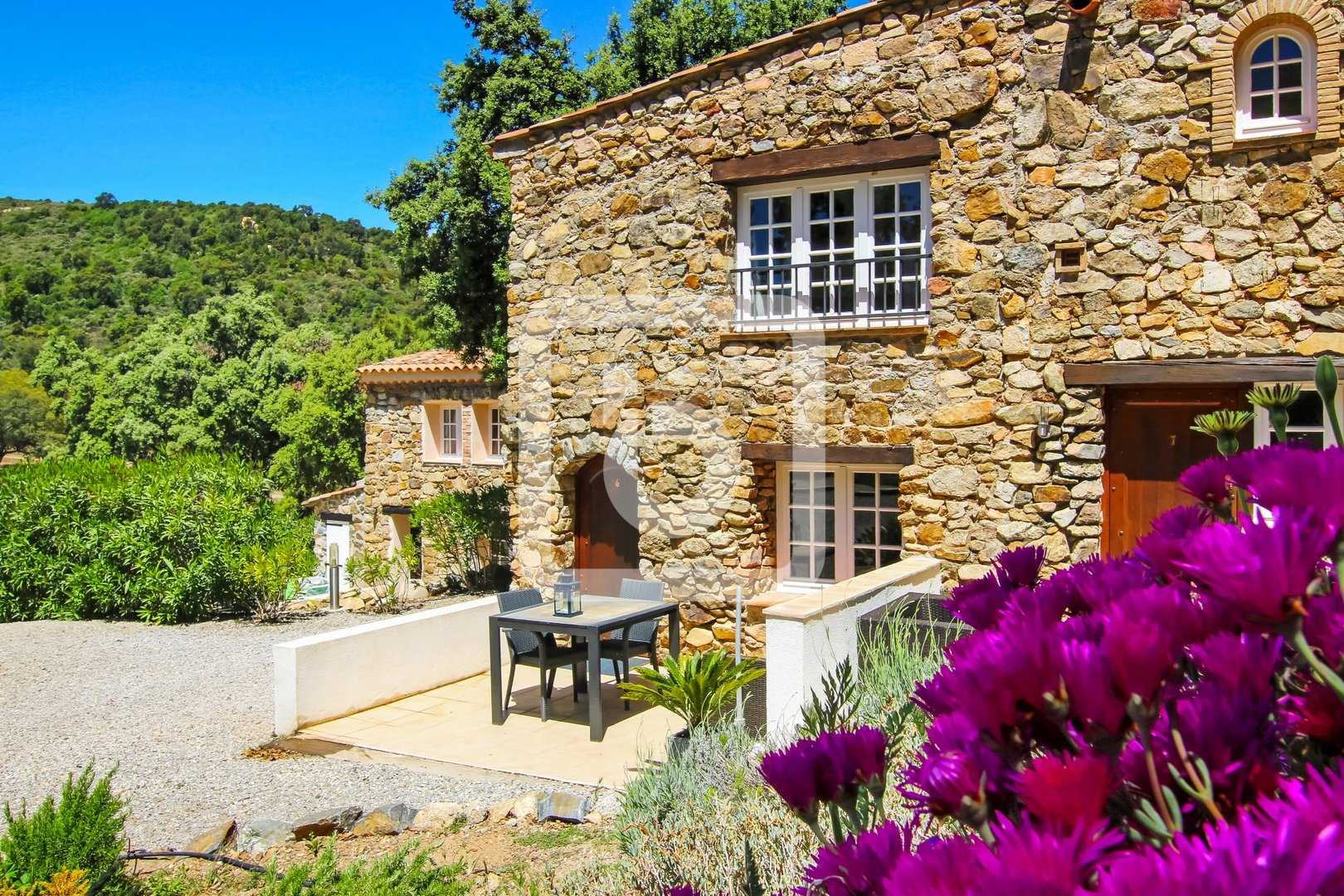 Osakehuoneisto sisään Le Plan-de-la-Tour, Provence-Alpes-Cote d'Azur 10049227