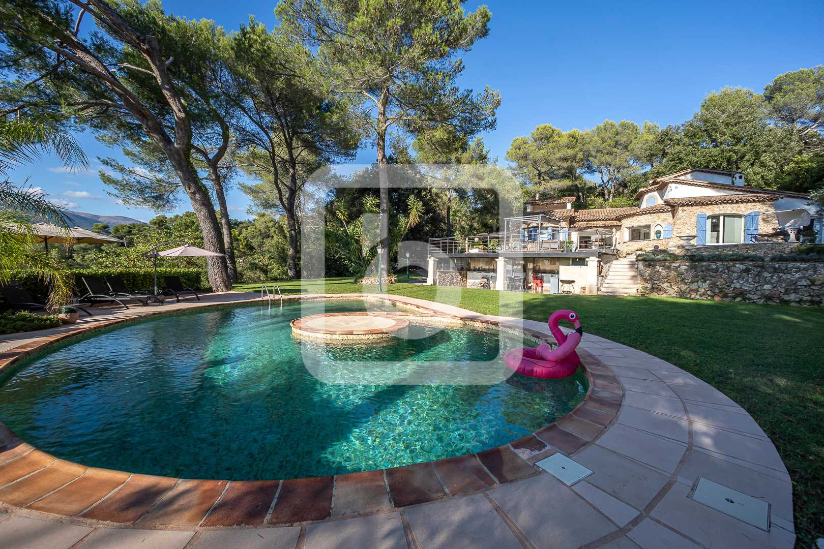 Rumah di Le Chateau, Provence-Alpes-Cote d'Azur 10049266