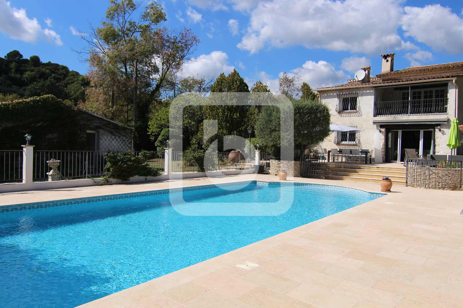 Hus i Chateauneuf-Grasse, Provence-Alpes-Cote d'Azur 10049349