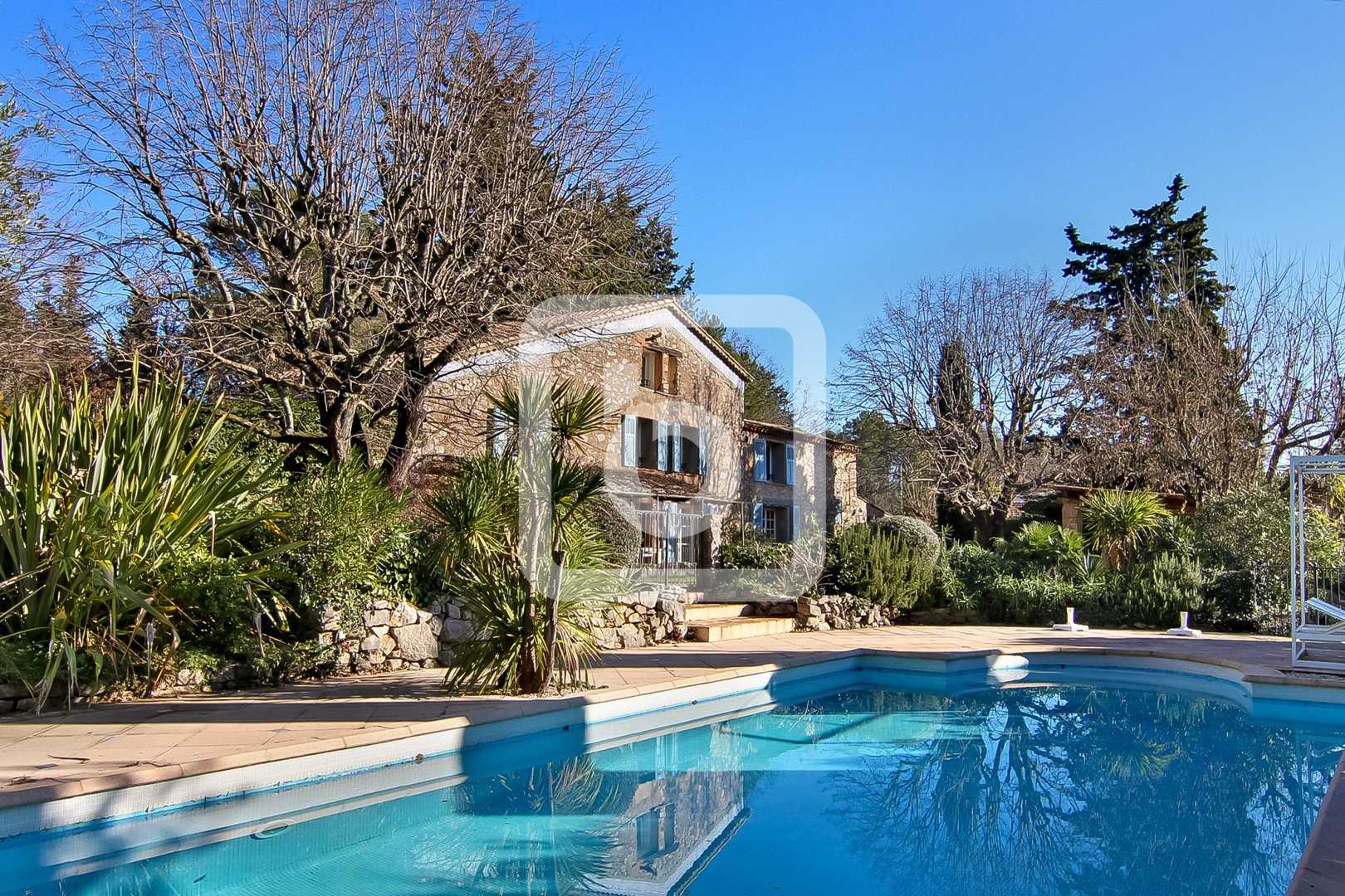 Talo sisään Fayence, Provence-Alpes-Cote d'Azur 10049474
