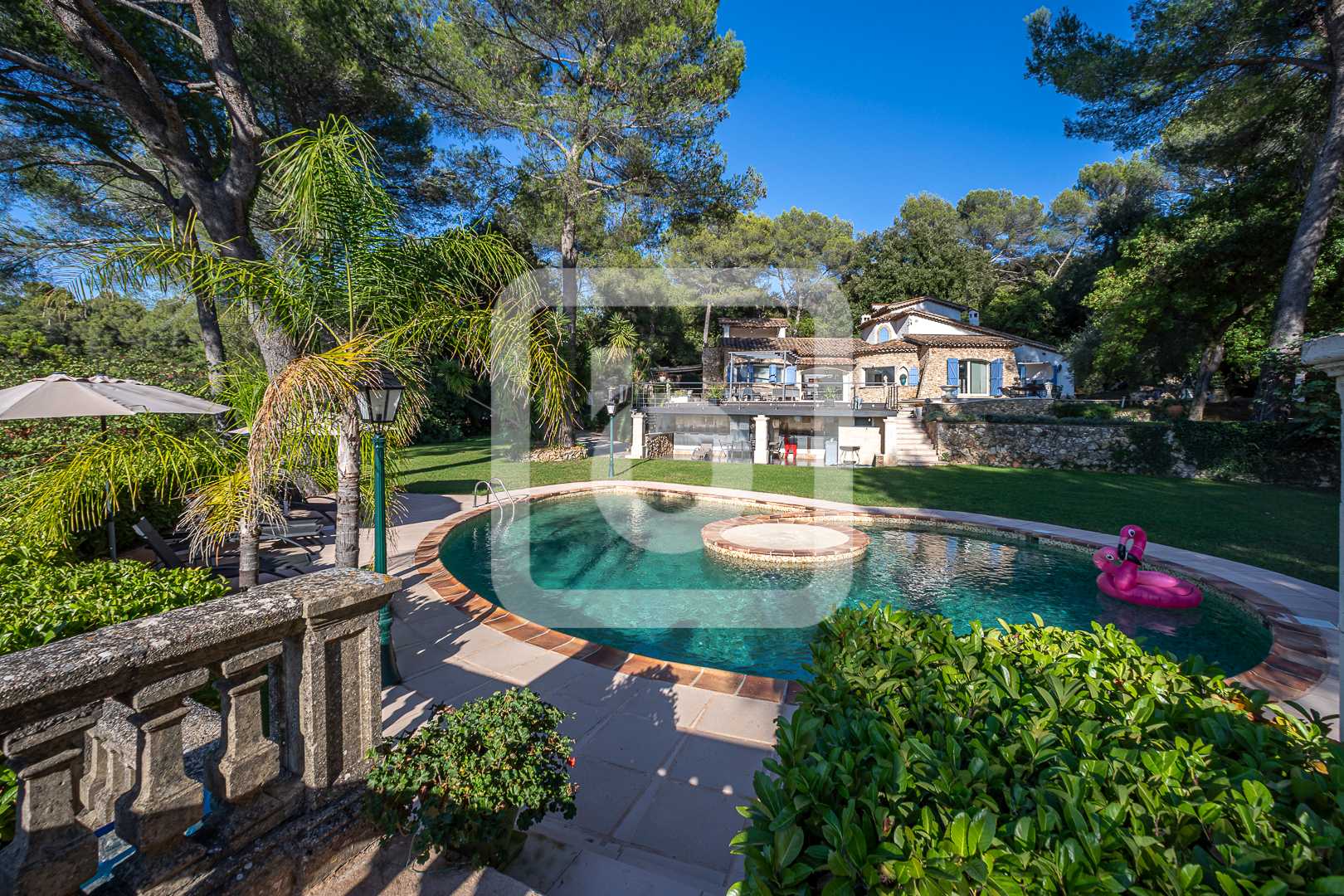 Hus i Le Chateau, Provence-Alpes-Cote d'Azur 10049538