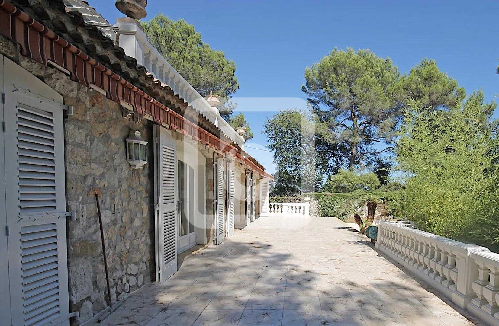 Talo sisään Roquefort Les Pins, Provence-Alpes-Cote D'azur 10049569