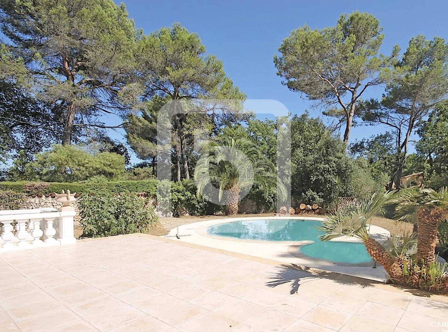 Hus i Le Chateau, Provence-Alpes-Cote d'Azur 10049569