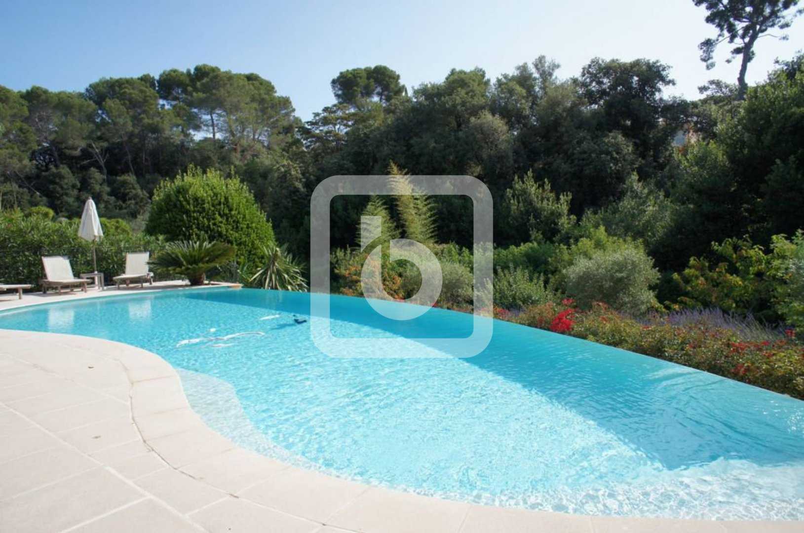 House in Golfe-Juan, Provence-Alpes-Cote d'Azur 10049624