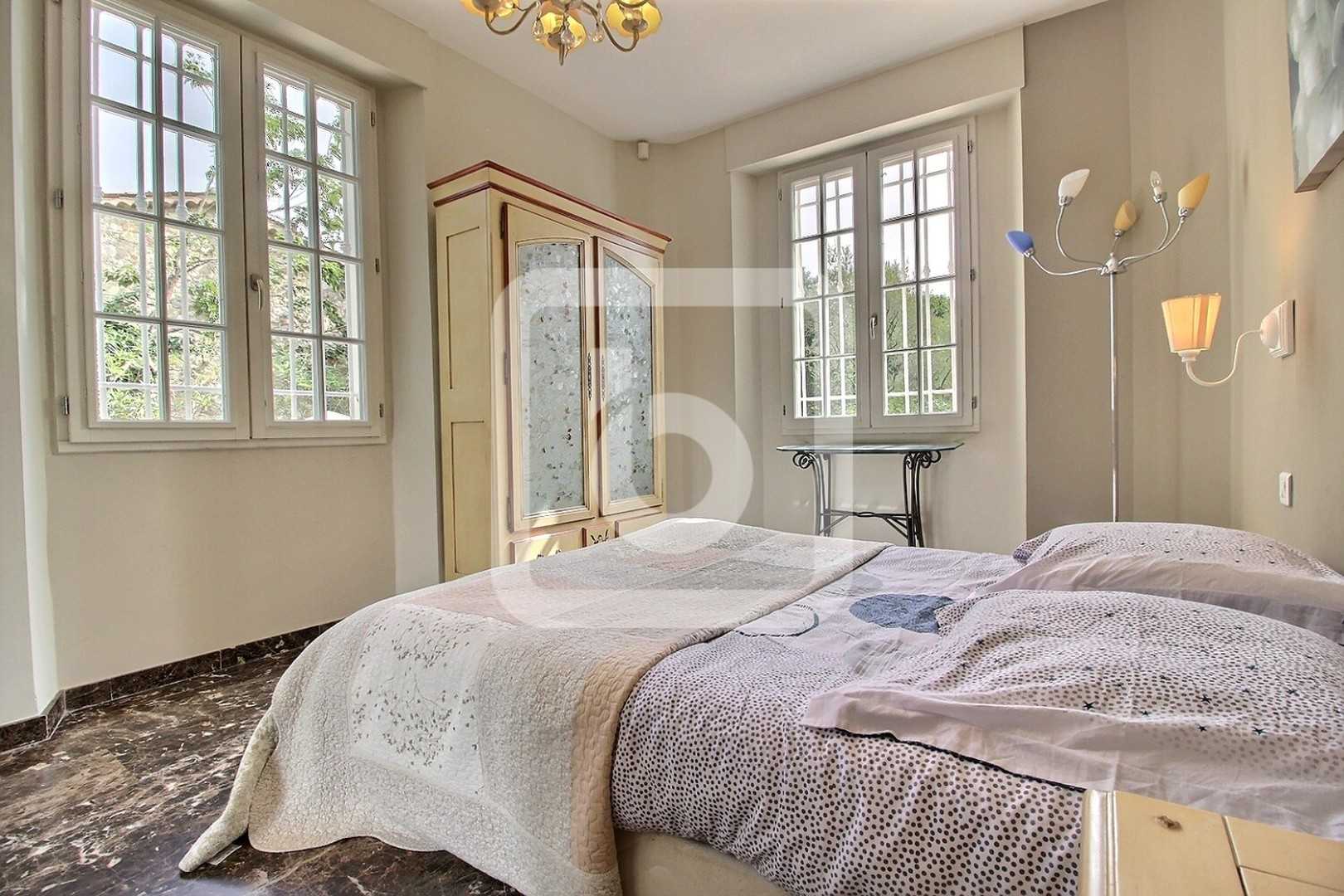 Hus i Cap d'Antibes, Provence-Alpes-Cote D'azur 10049648