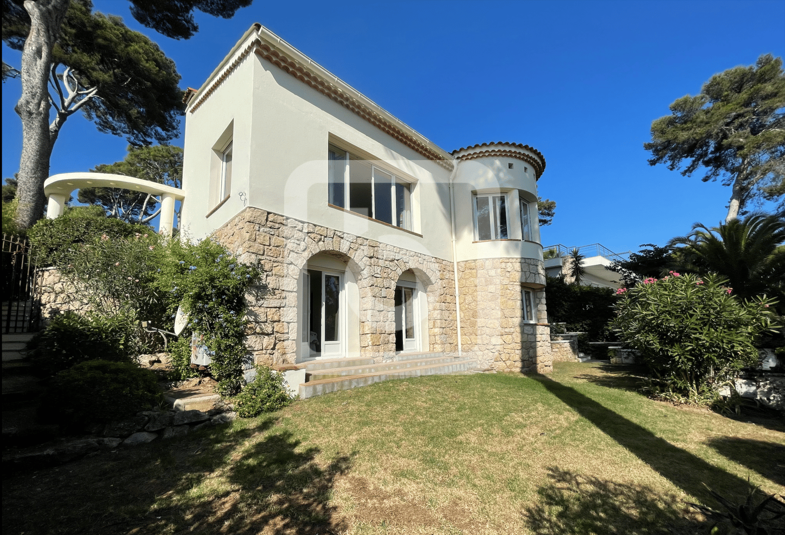 House in Juan-les-Pins, Provence-Alpes-Cote d'Azur 10049658