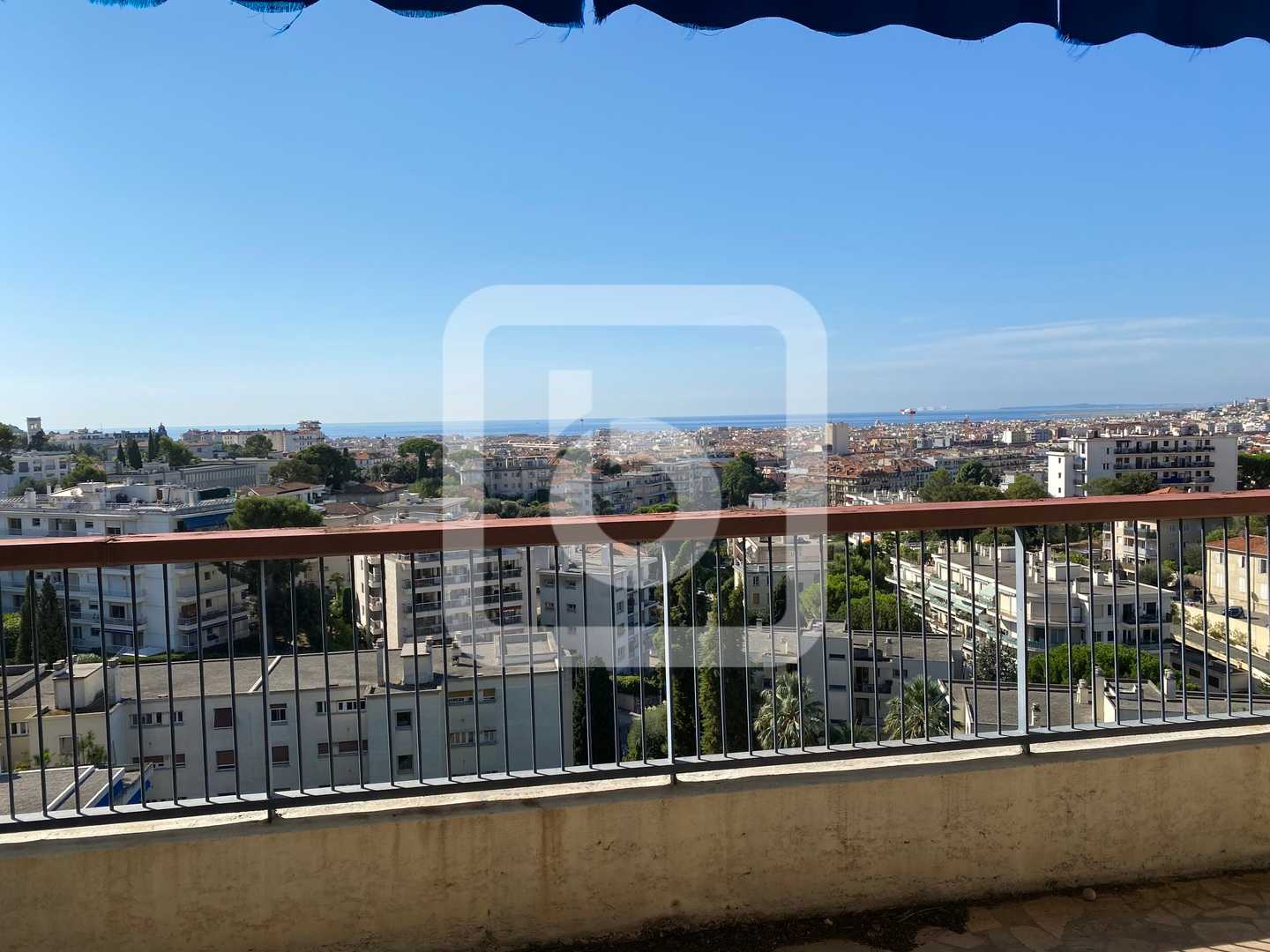 Condominium in Nice, Provence-Alpes-Cote D'azur 10049689
