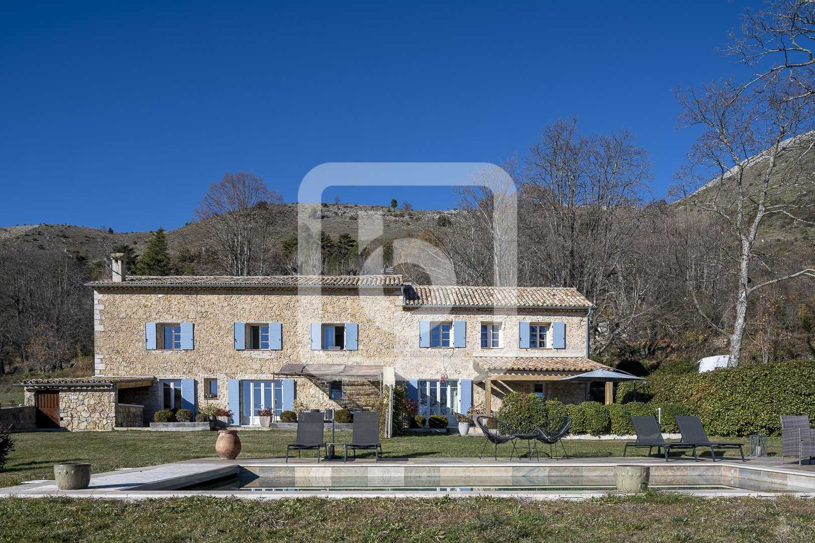 Huis in Tourrettes-sur-Loup, Provence-Alpes-Côte d'Azur 10049841
