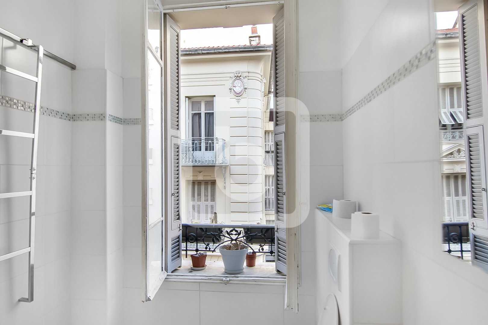 Condominium in Nice, Provence-Alpes-Cote d'Azur 10049883