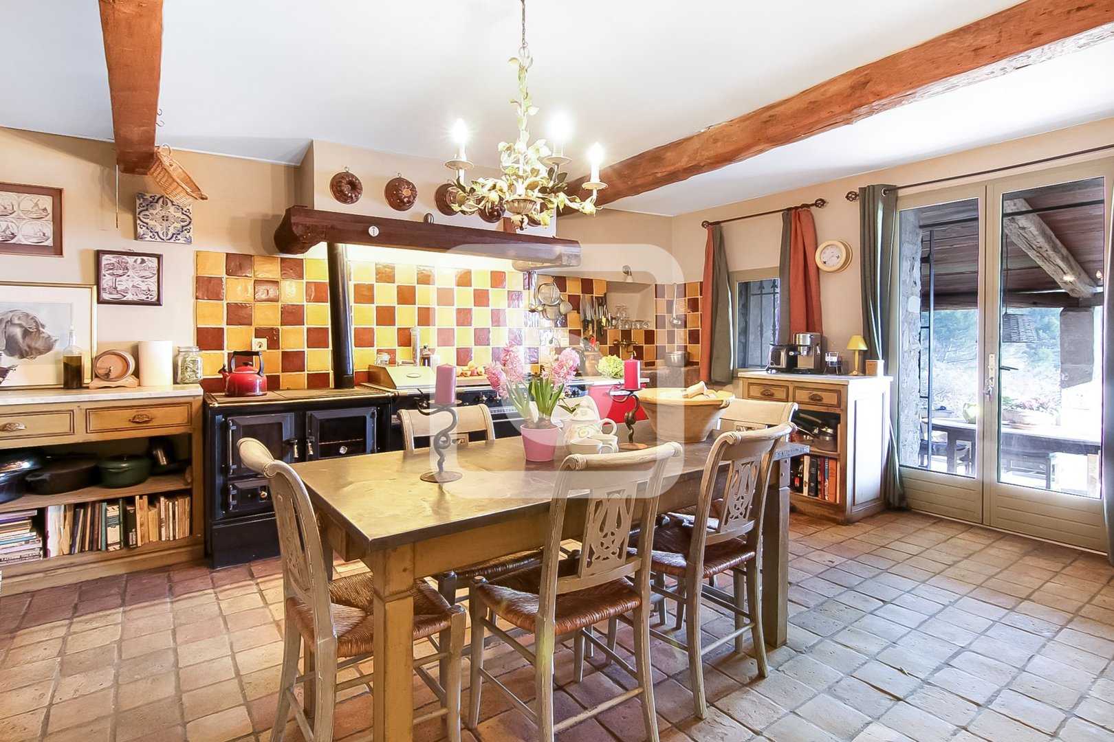 Dom w Seillans, Provence-Alpes-Cote D'azur 10049890