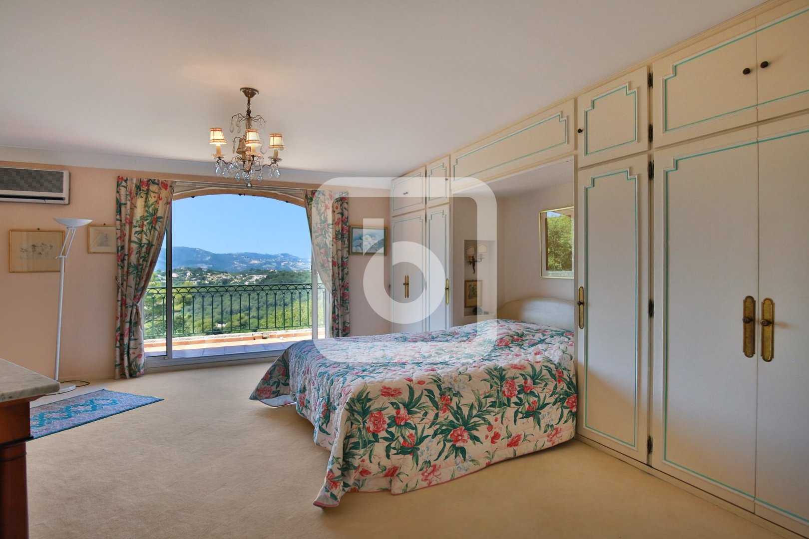 Talo sisään Mougins, Provence-Alpes-Cote d'Azur 10050021
