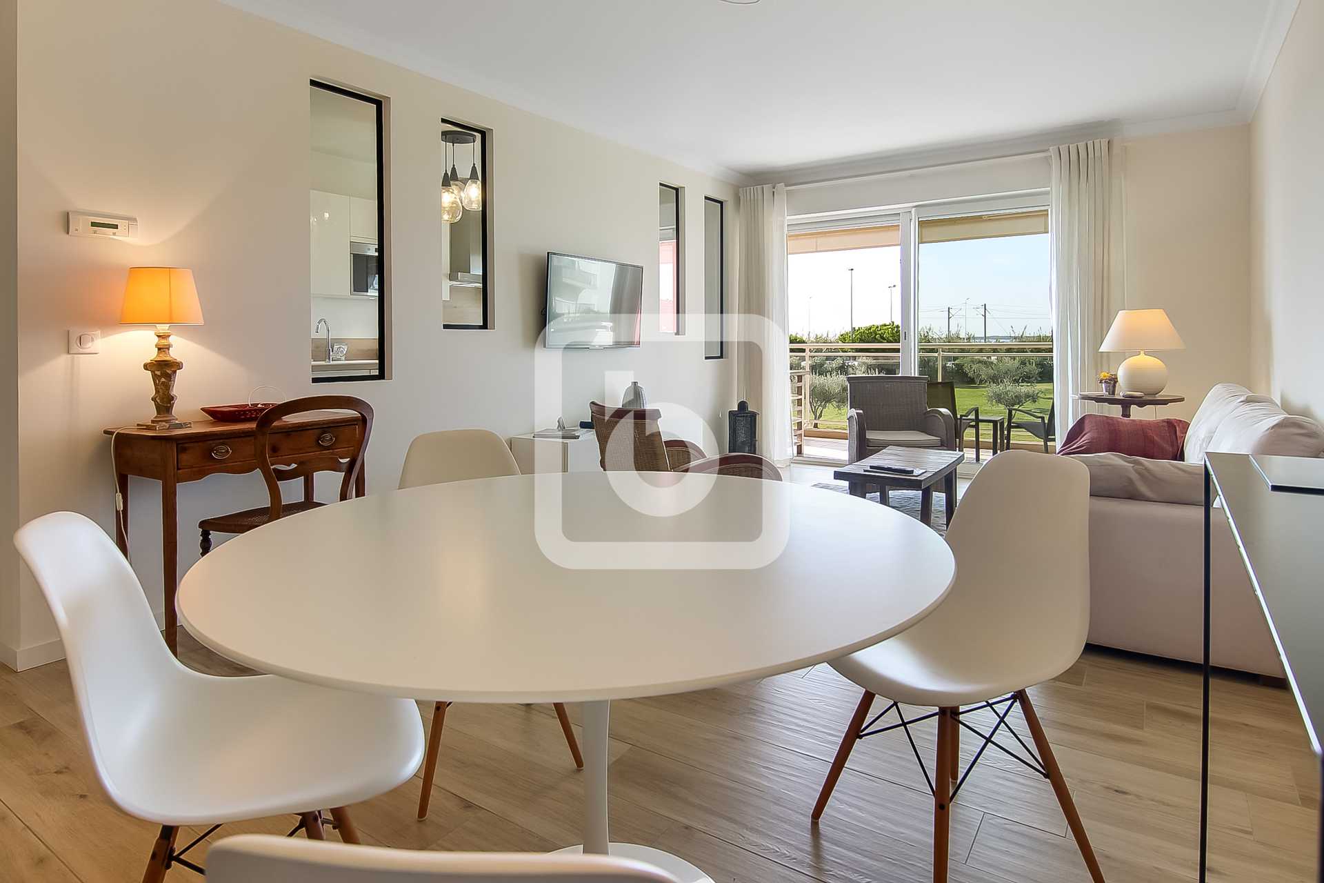 Condominium in Juan Les Pins, Provence-Alpes-Cote D'azur 10050516