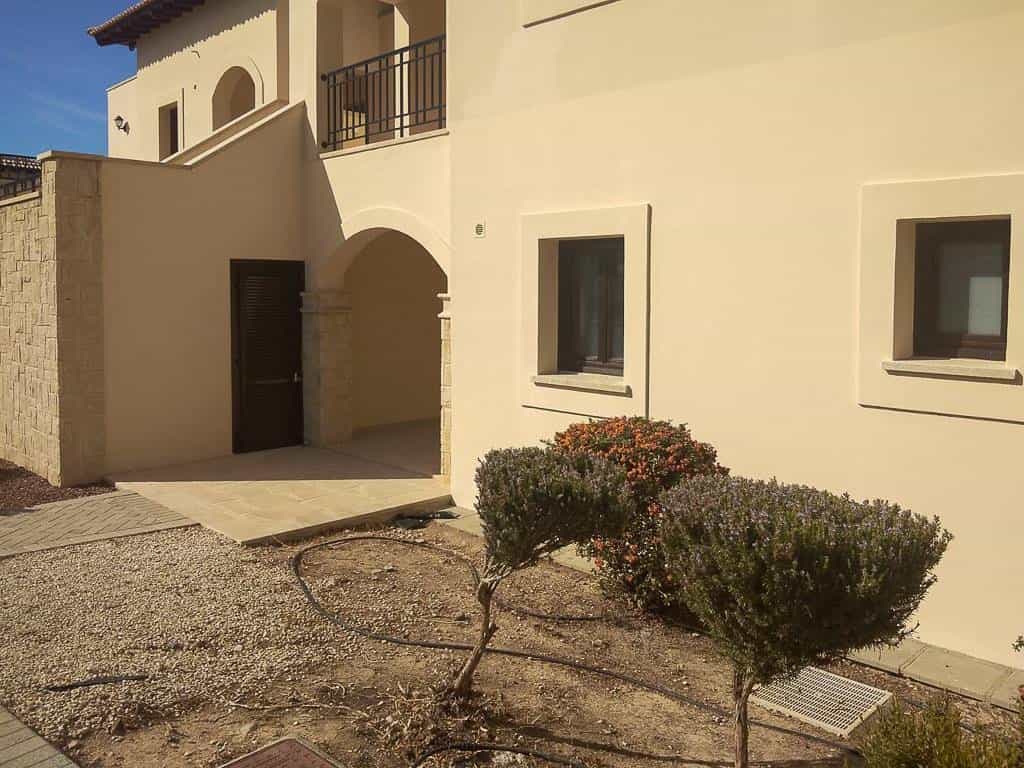 Condominium in Agia Marinouda, Pafos 10050692