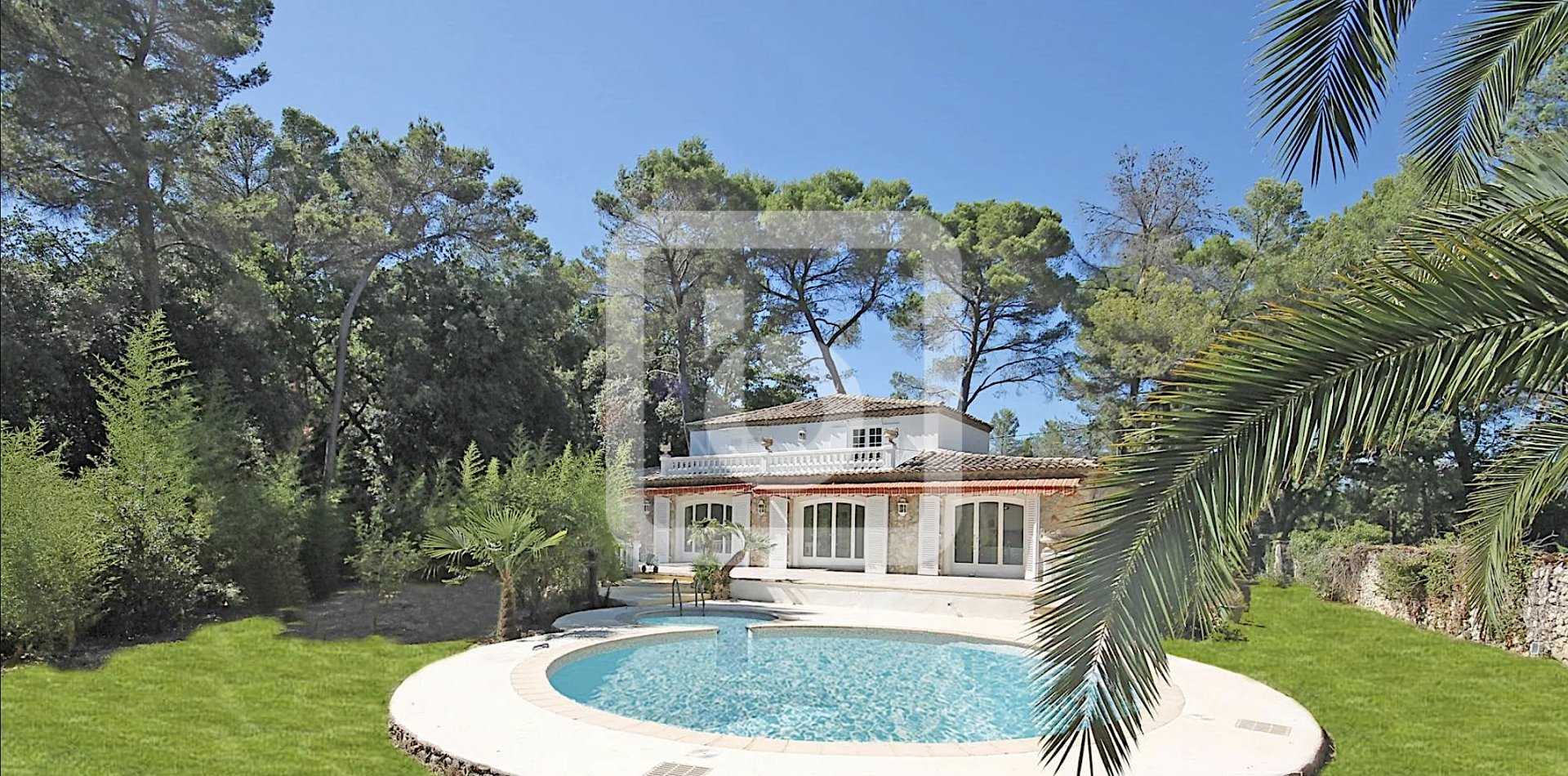 Rumah di Le Chateau, Provence-Alpes-Cote d'Azur 10050756