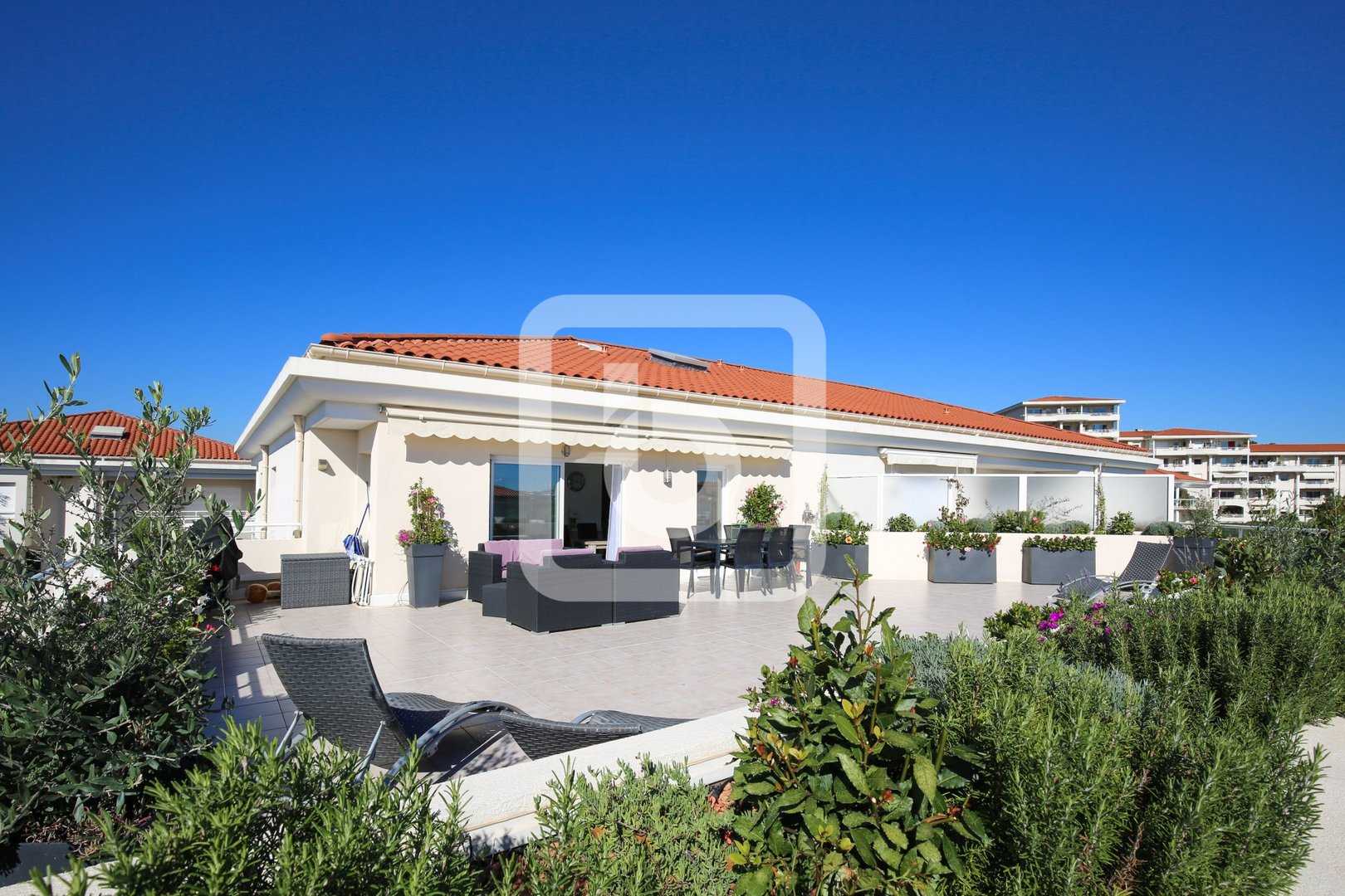 Condominium dans Juan Les Pins, Provence-Alpes-Cote D'azur 10050789