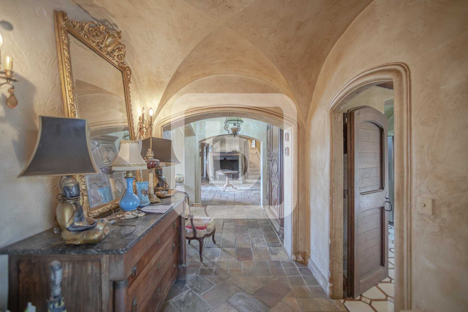 Talo sisään Chateauneuf-Grasse, Provence-Alpes-Cote d'Azur 10050841