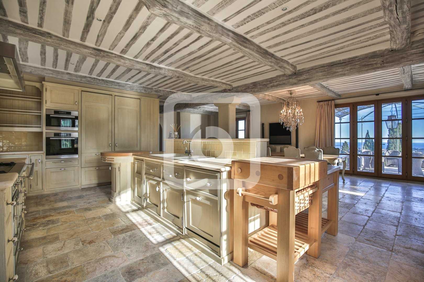 Talo sisään Mougins, Provence-Alpes-Cote D'azur 10050877