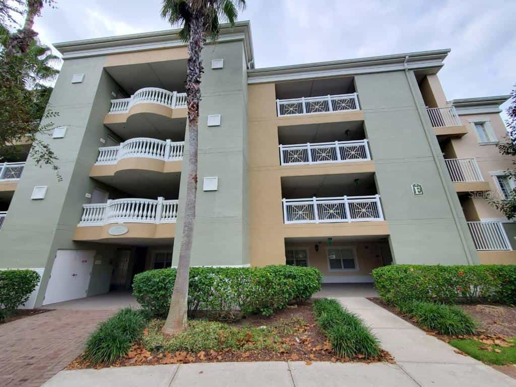 Condominium dans Réunion, Floride 10053477