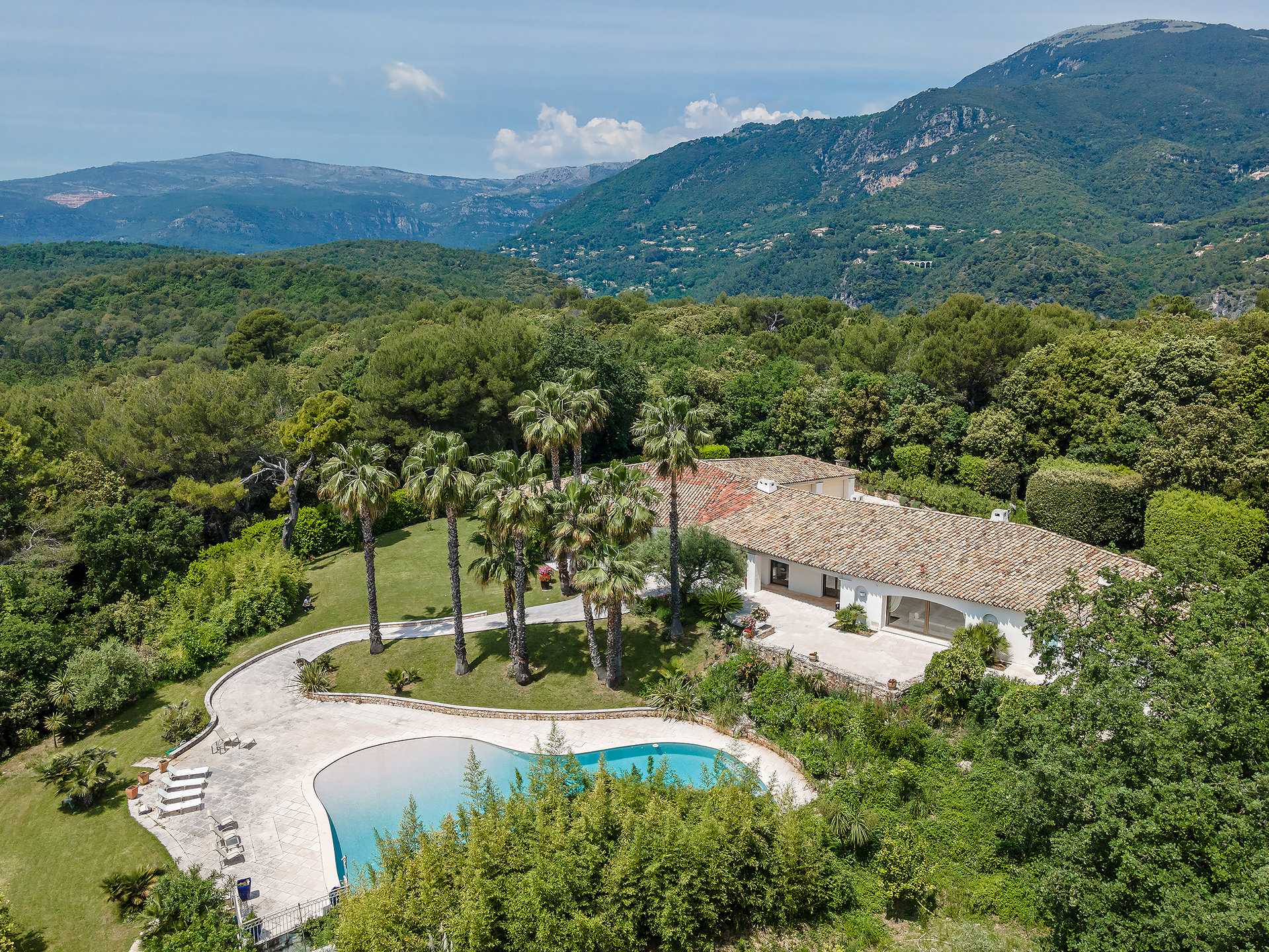 Hus i Le Chateau, Provence-Alpes-Cote d'Azur 10053841