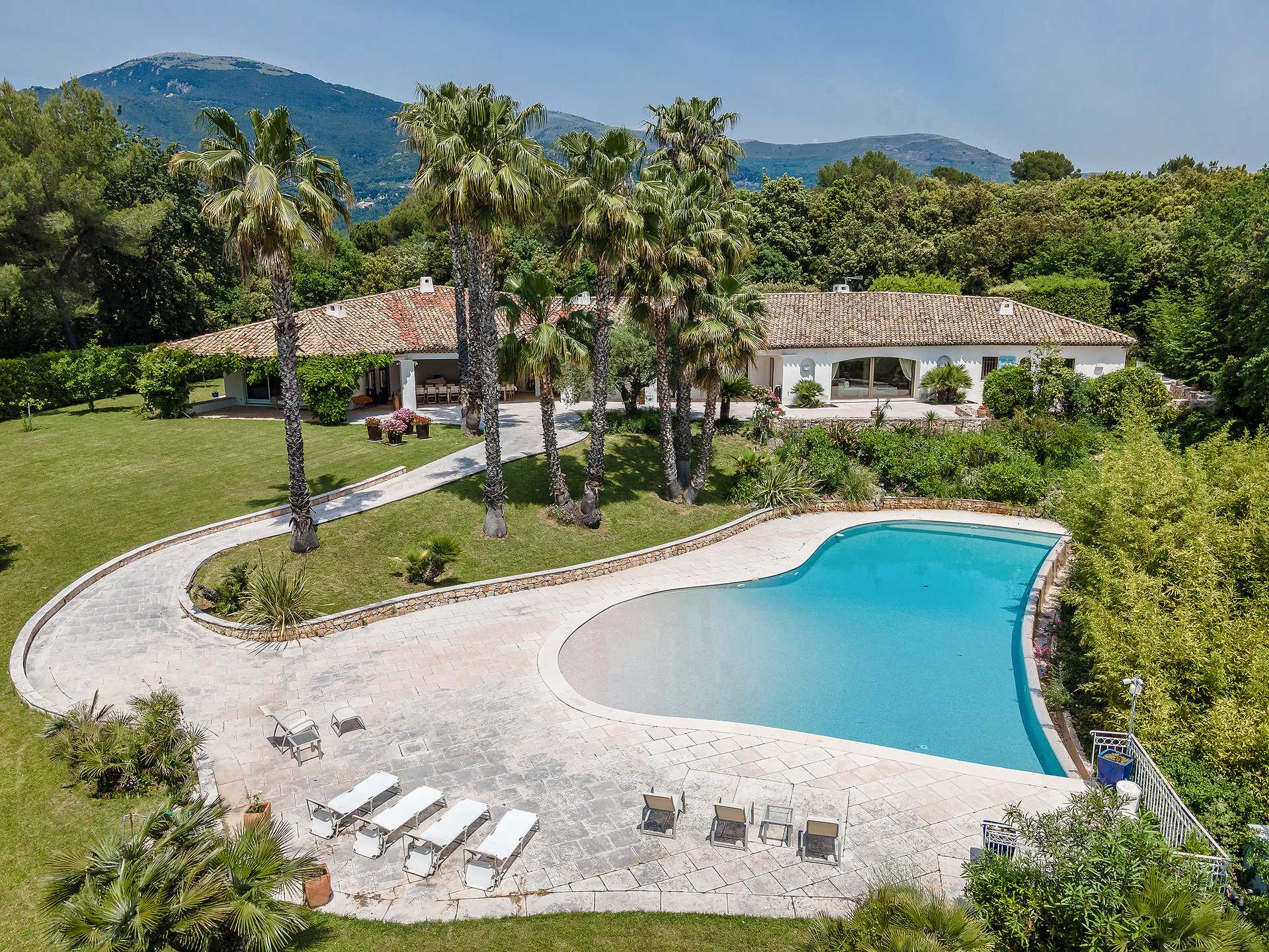 Rumah di Le Chateau, Provence-Alpes-Cote d'Azur 10053841