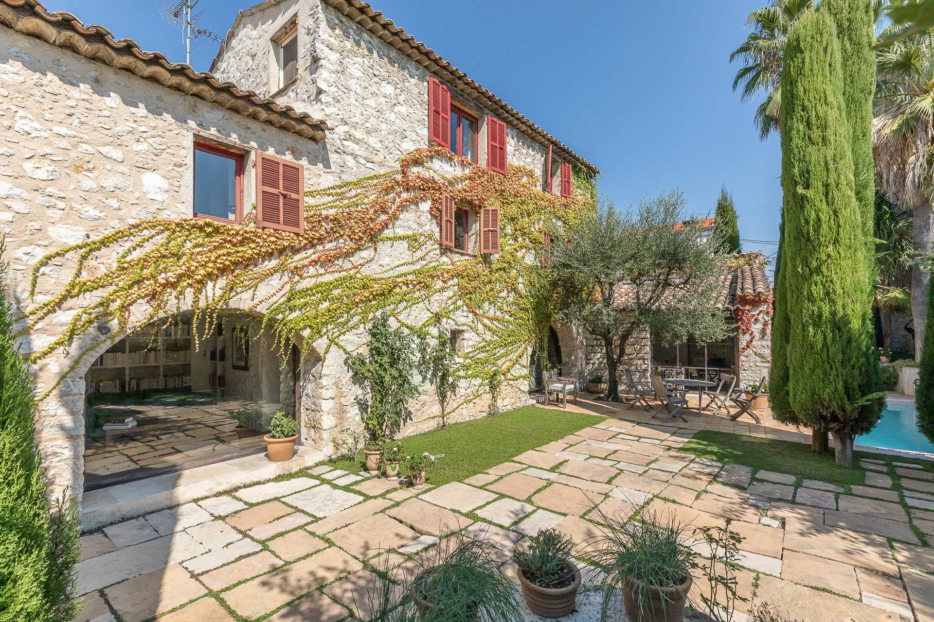 Hus i La Colle-sur-Loup, Provence-Alpes-Cote d'Azur 10053848
