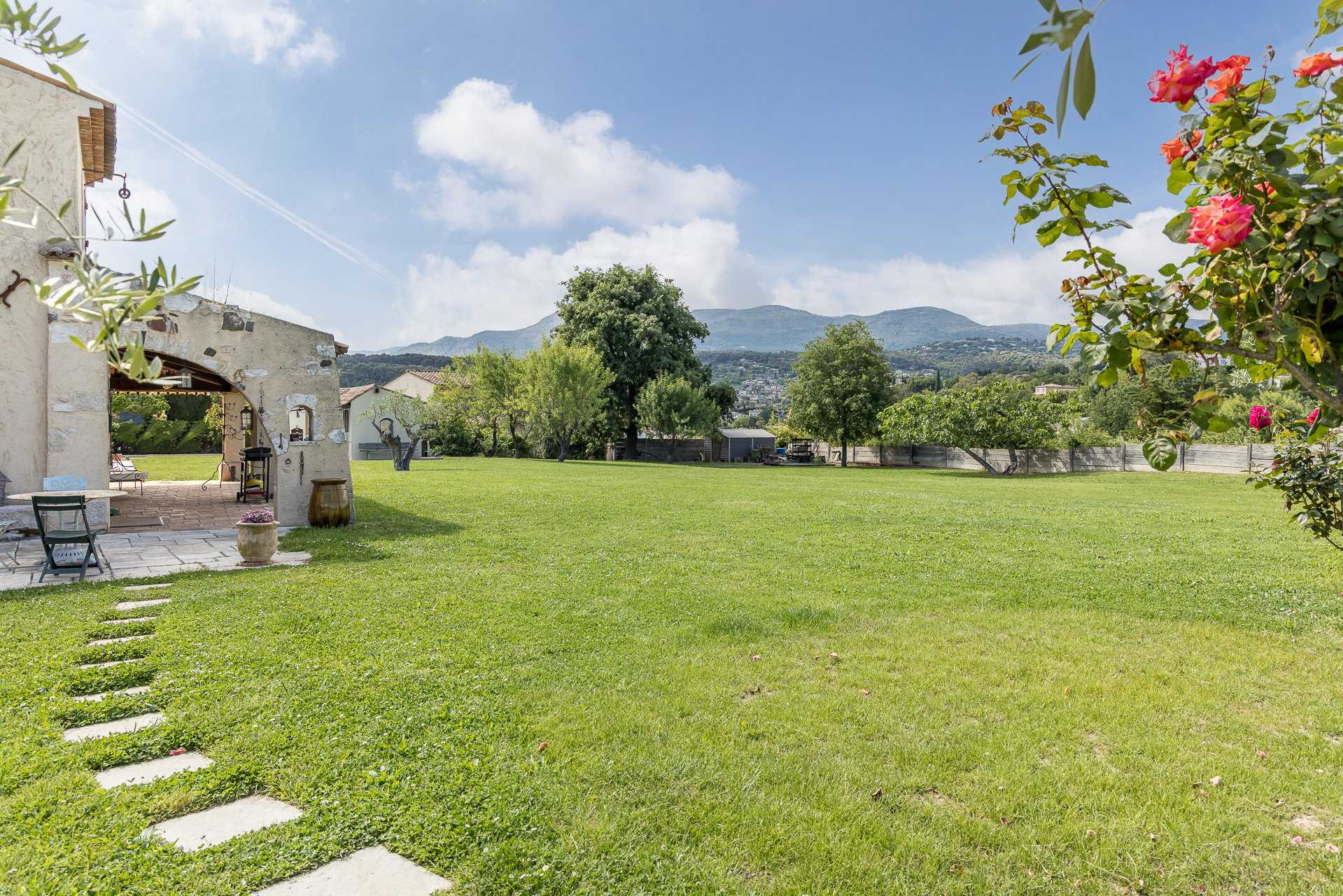 casa no La Colle-sur-Loup, Provença-Alpes-Costa Azul 10053850