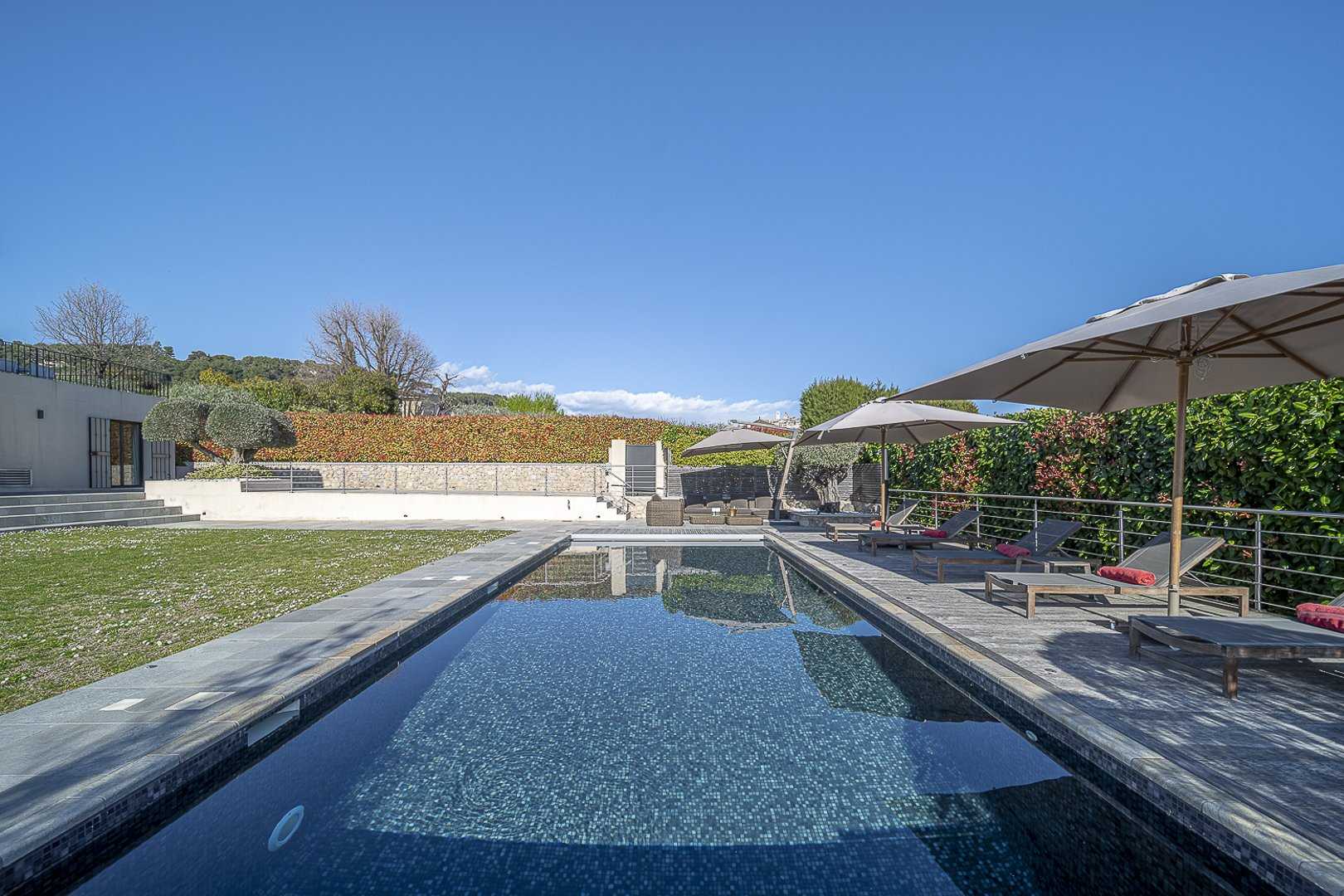 Rumah di La Colle-sur-Loup, Provence-Alpes-Cote d'Azur 10053851