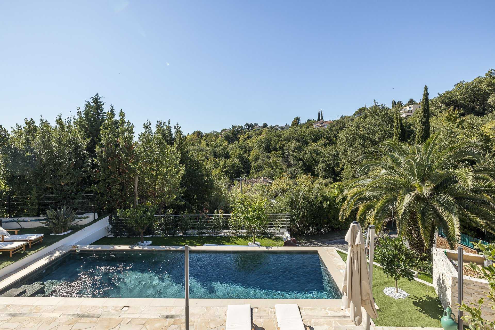 Talo sisään Vence, Provence-Alpes-Cote d'Azur 10053858