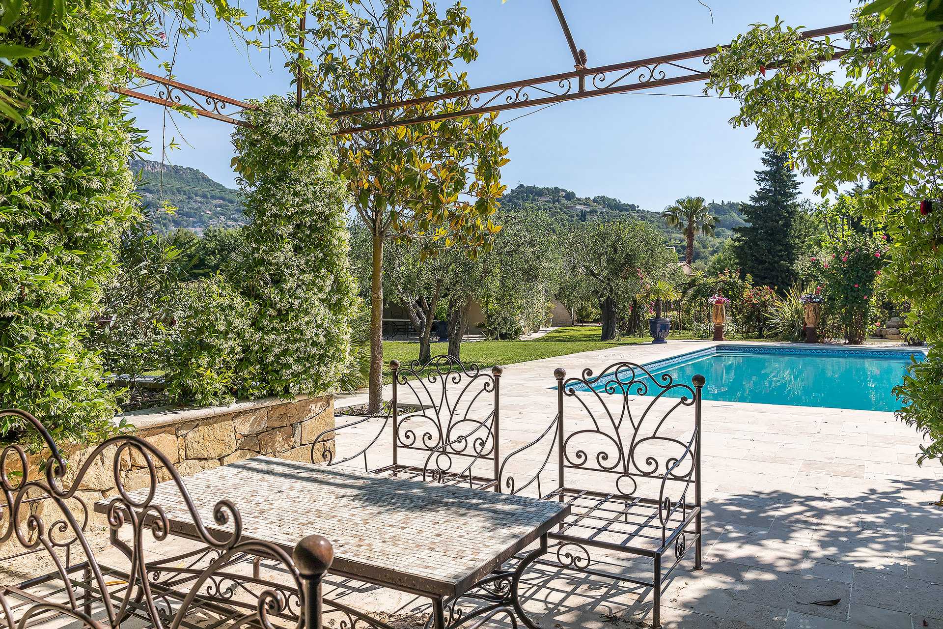 Talo sisään Le Plan-de-Grasse, Provence-Alpes-Cote d'Azur 10053883