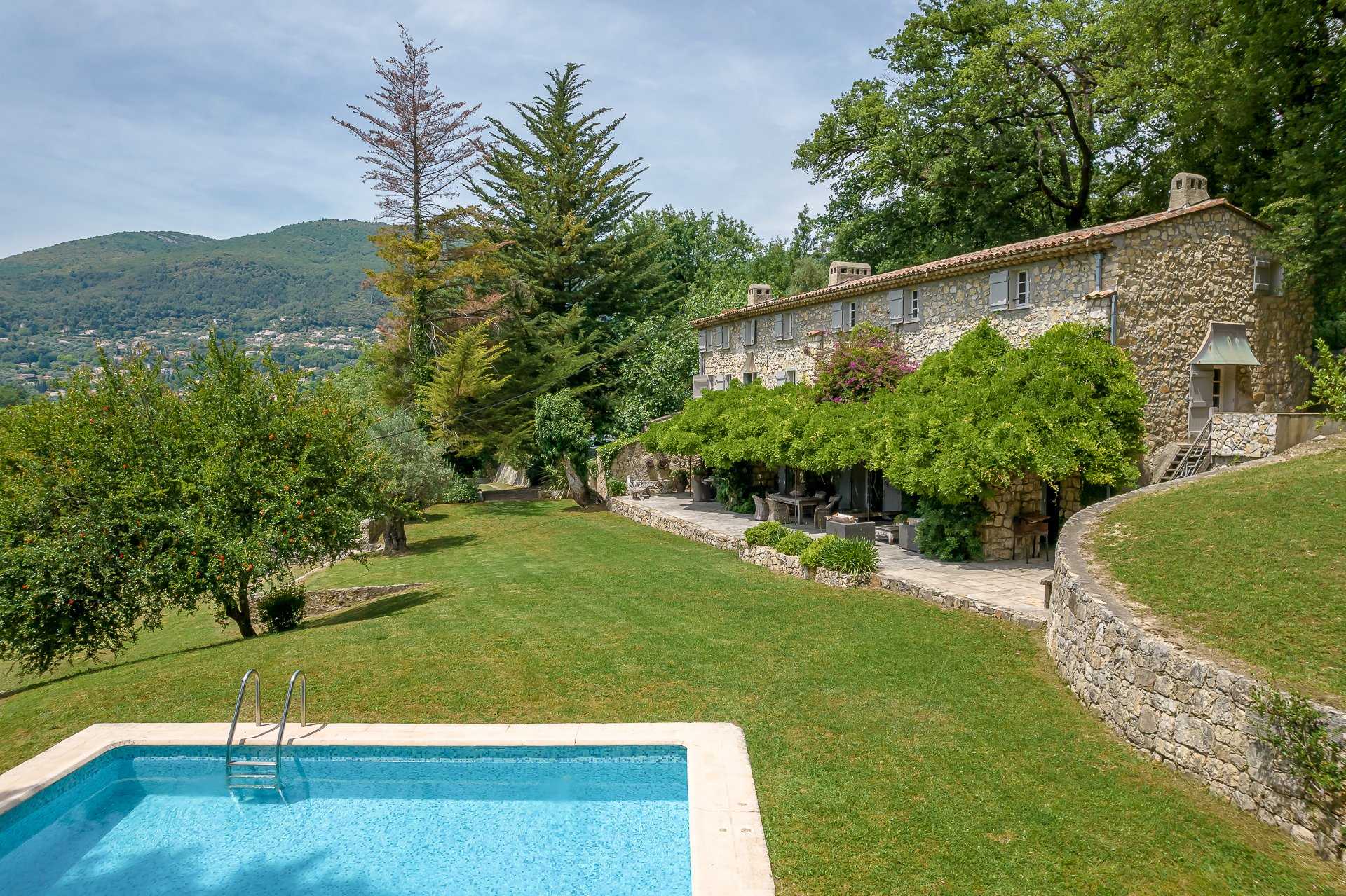 casa en Châteauneuf-Grasse, Provenza-Alpes-Costa Azul 10053884