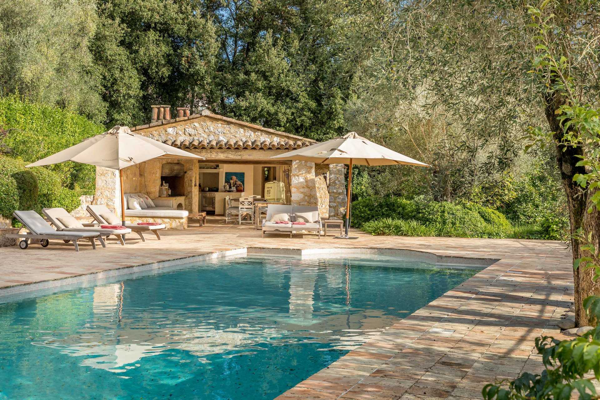 Rumah di Le Chateau, Provence-Alpes-Cote d'Azur 10053887