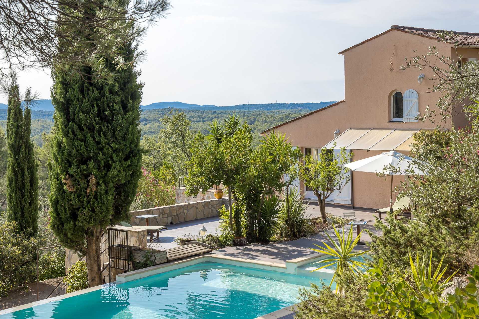 Talo sisään Seillans, Provence-Alpes-Cote d'Azur 10053898