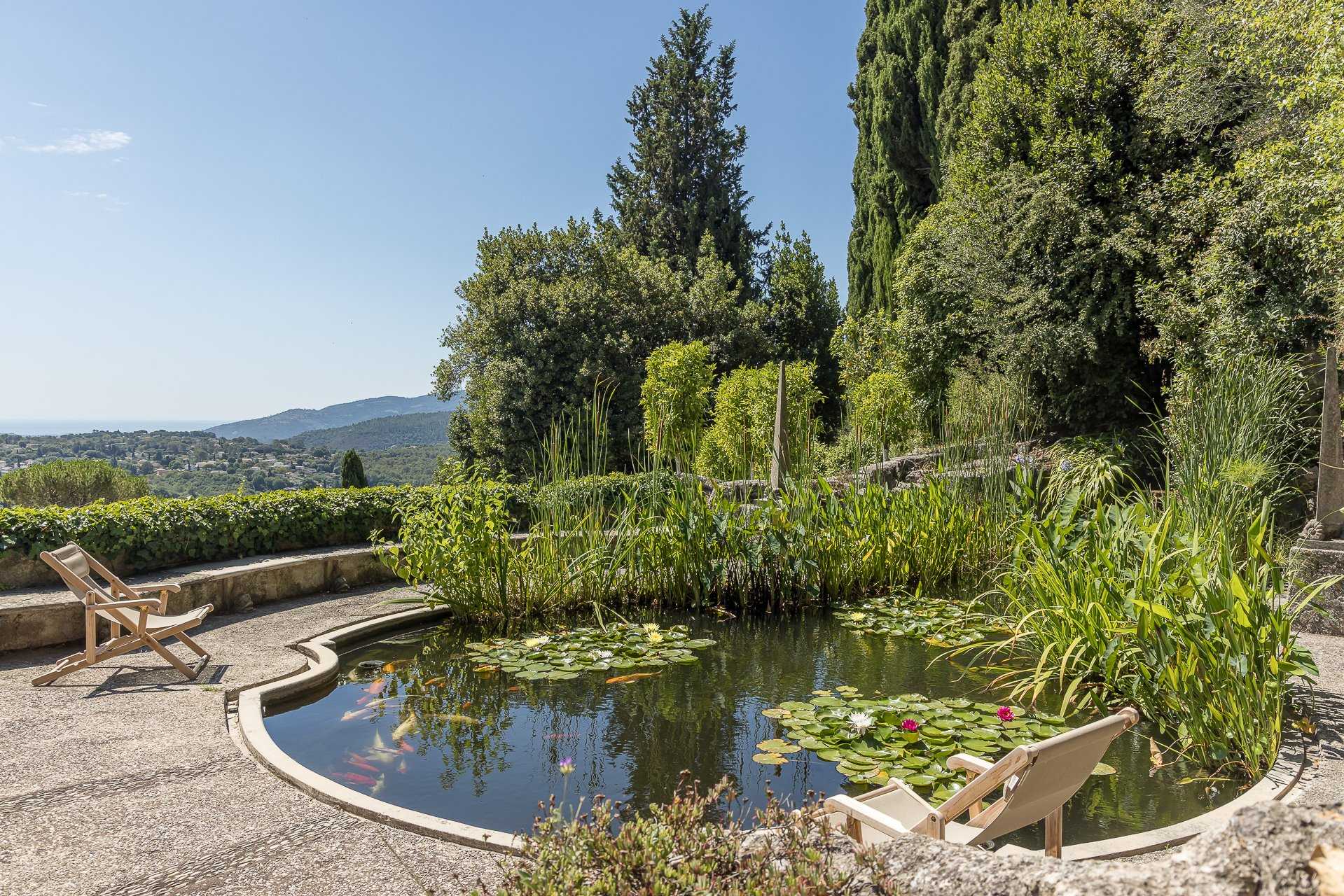 Rumah di Rumput, Provence-Alpes-Cote d'Azur 10053899