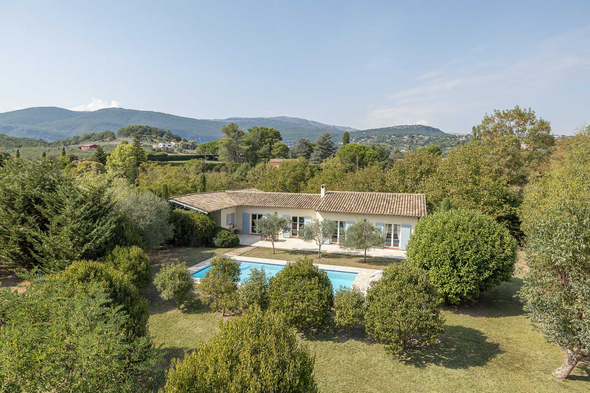Huis in Chateauneuf-Grasse, Provence-Alpes-Côte d'Azur 10053900