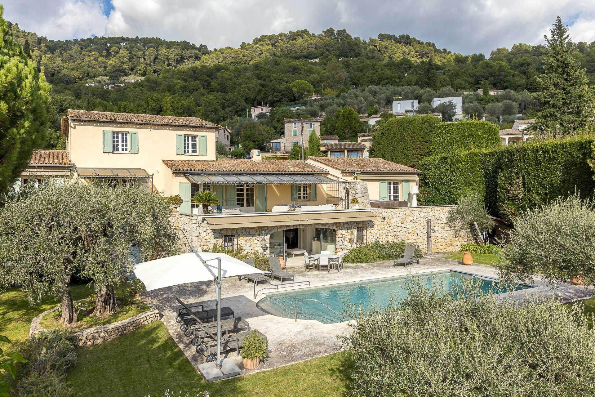 Talo sisään Peymeinade, Provence-Alpes-Cote d'Azur 10053903