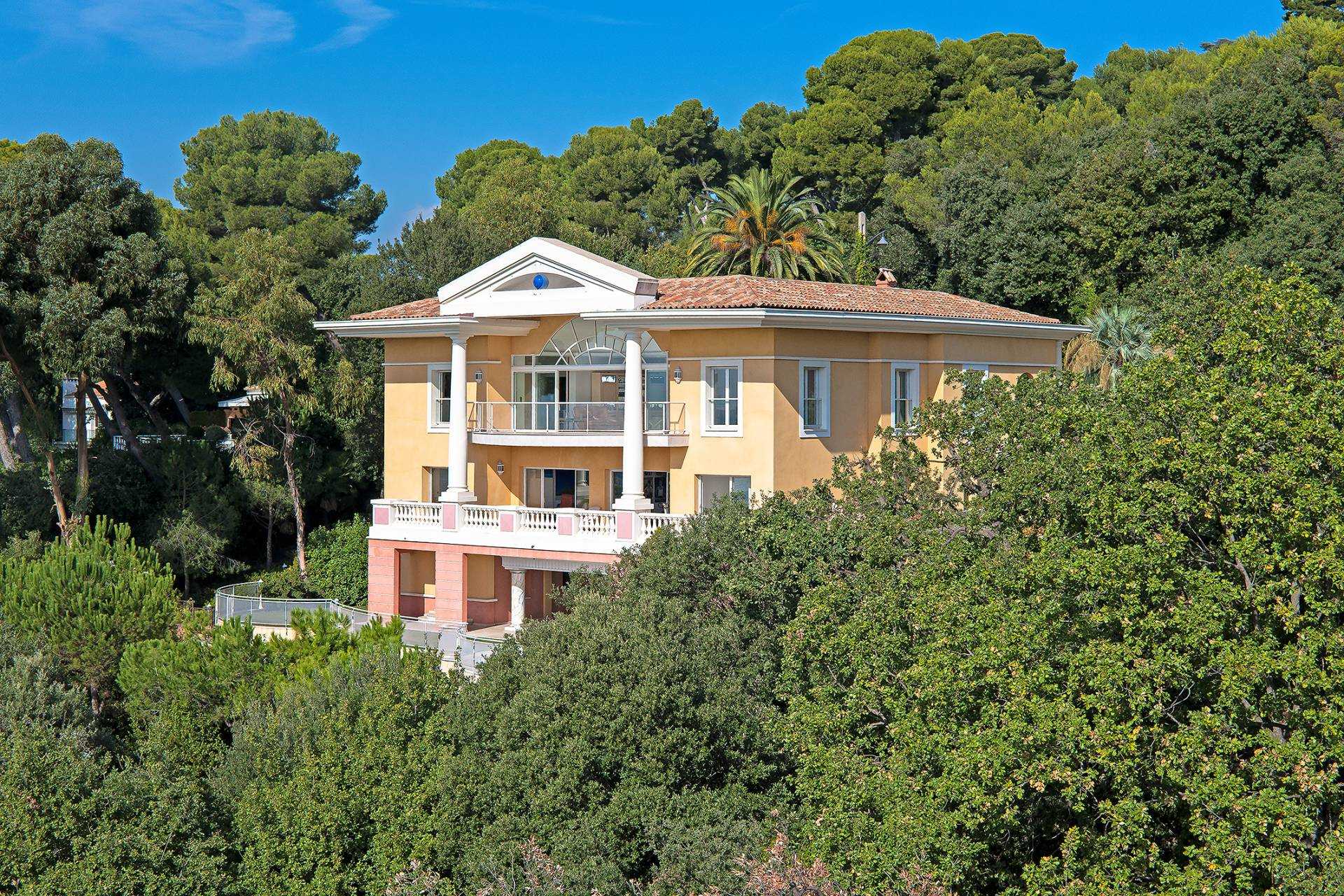 House in Cannes, Provence-Alpes-Cote d'Azur 10053910