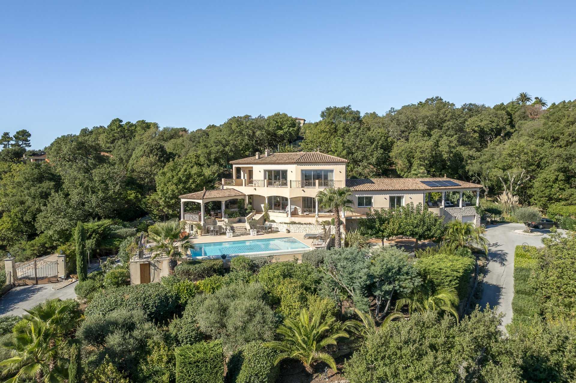 Hus i Montauroux, Provence-Alpes-Cote d'Azur 10053911