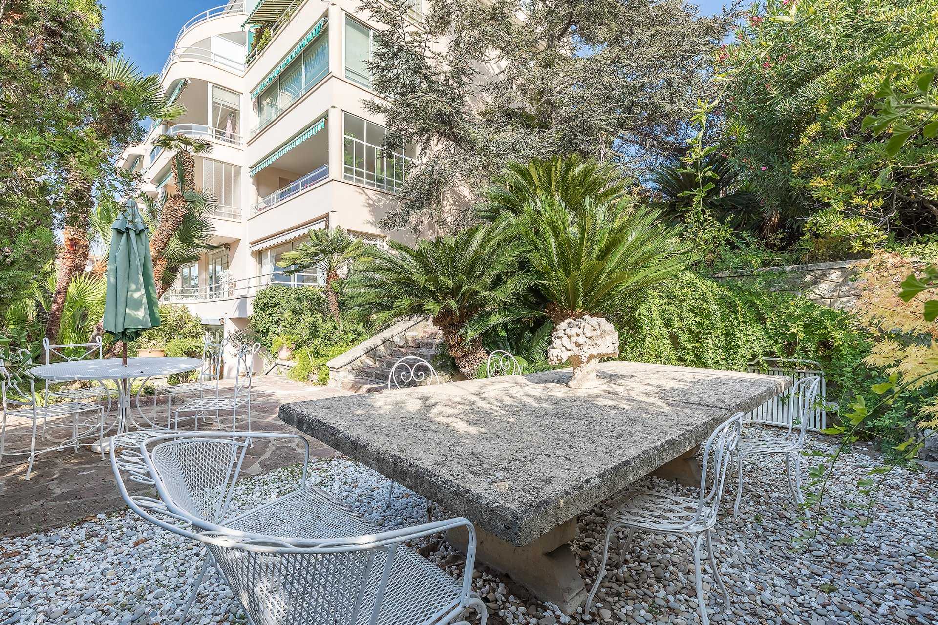 Condominium in Cannes, Provence-Alpes-Cote d'Azur 10053930