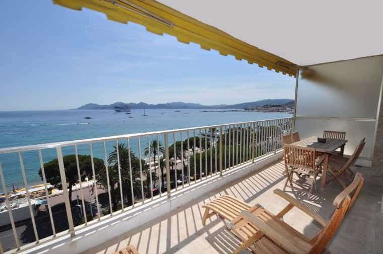 Eigentumswohnung im Cannes, Alpes-Maritimes 10053946