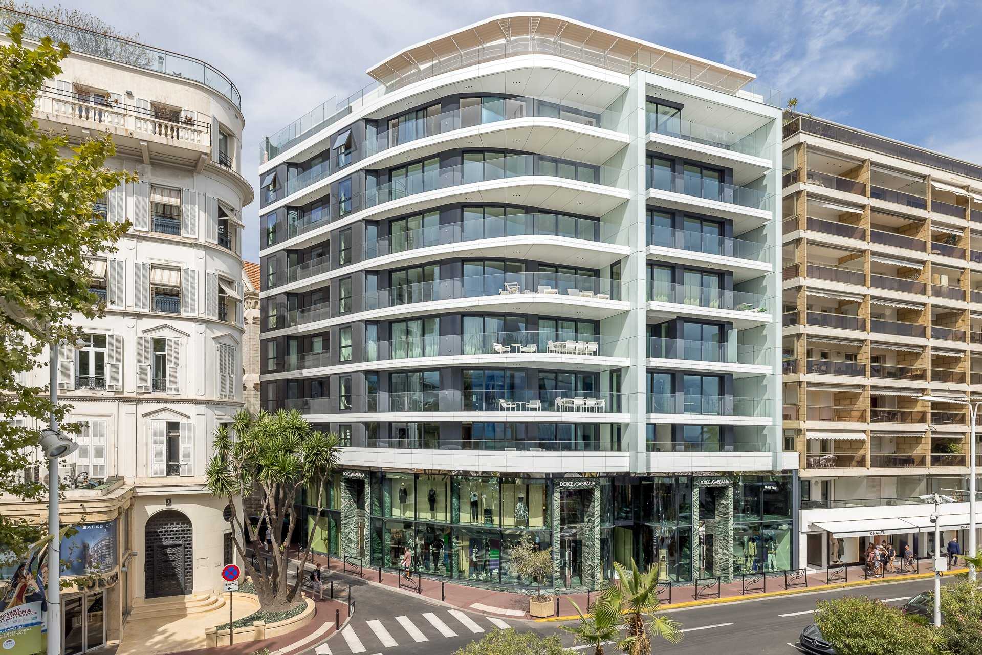 Condominium in Cannes, 9 Boulevard de la Croisette 10053961